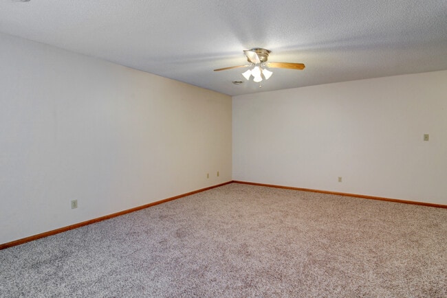 Building Photo - Close to Ft. Riley!!
