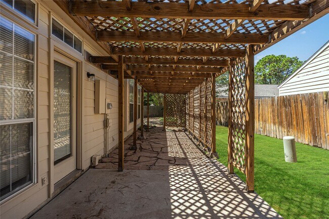 Building Photo - 88 Laughing Brook Ct
