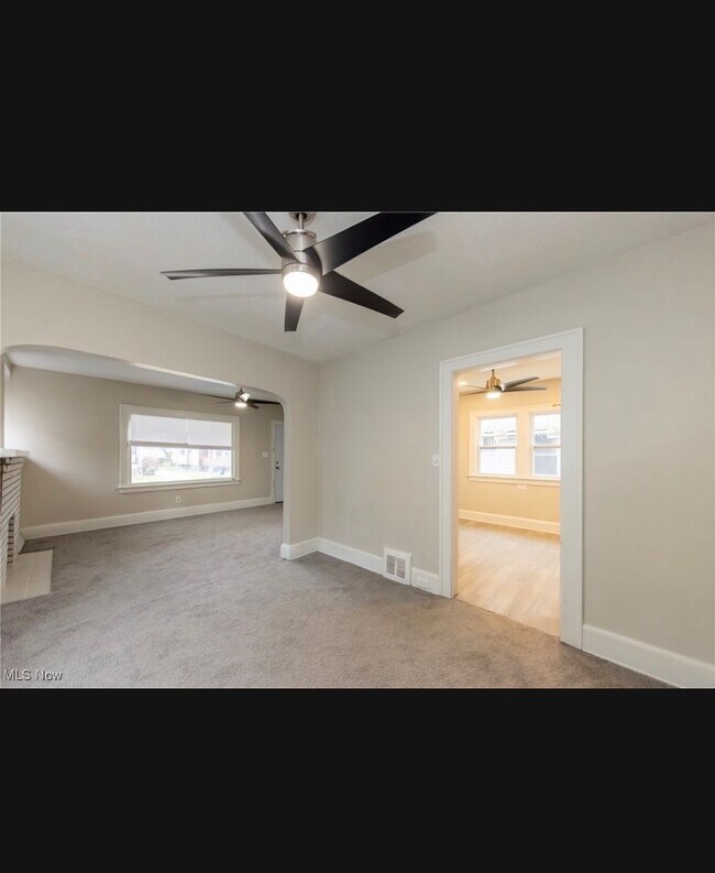 Building Photo - Charming 4-Bedroom Property in Prime Location