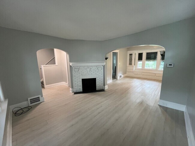 Building Photo - Three bedroom one bathroom home for rent