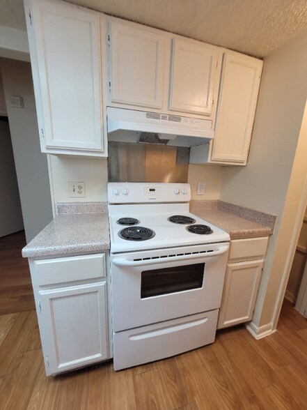 Building Photo - 6303 Windsor Castle