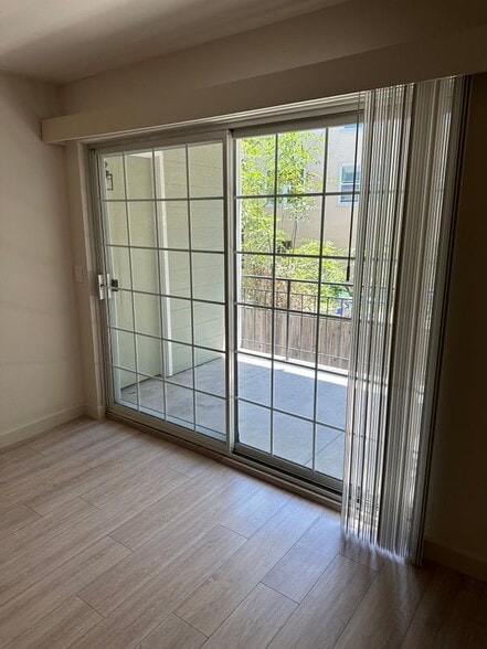 Building Photo - 1405 Oak Grove Ave