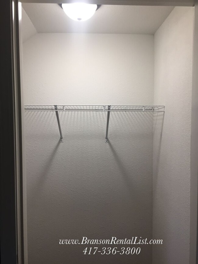 Building Photo - Large 5 Bedroom with lawn care and a community pool