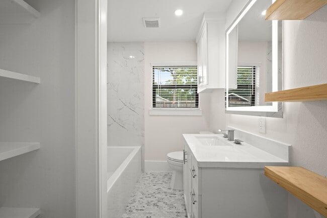 Building Photo - 6 Pom Ct