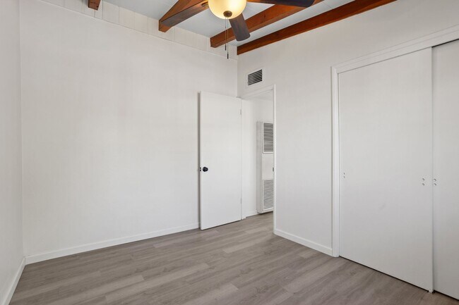 Building Photo - 1415 E Adelaide Dr