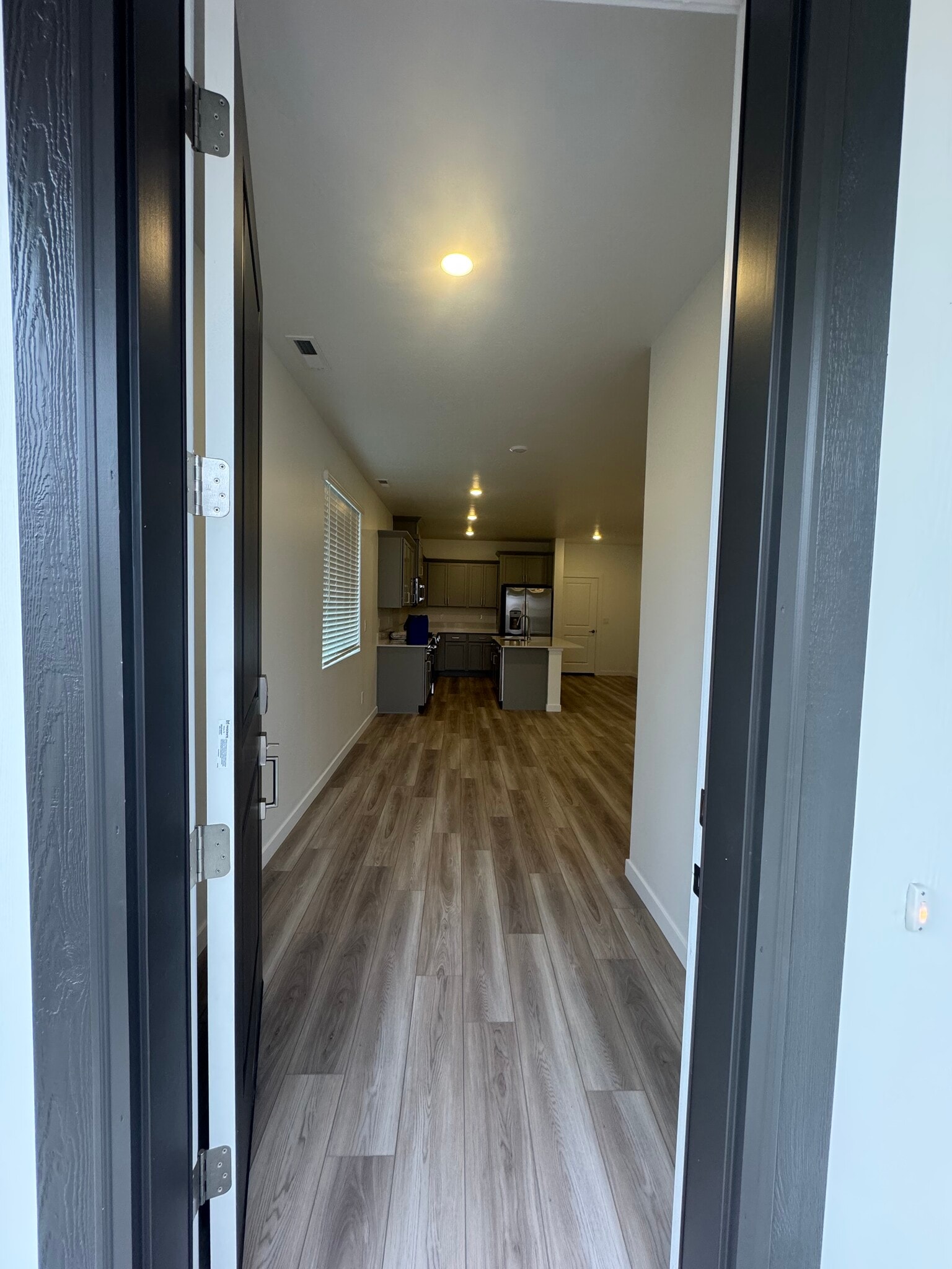 Foyer view to kitchen - 4138 W Perspective St