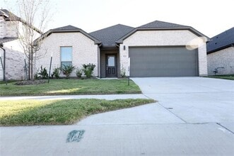 Building Photo - 521 Whispering Winds Trl