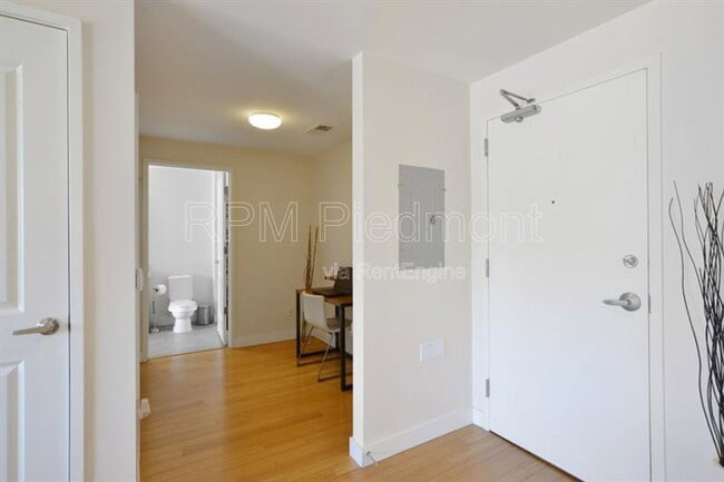 Building Photo - 563 Memorial Dr SE