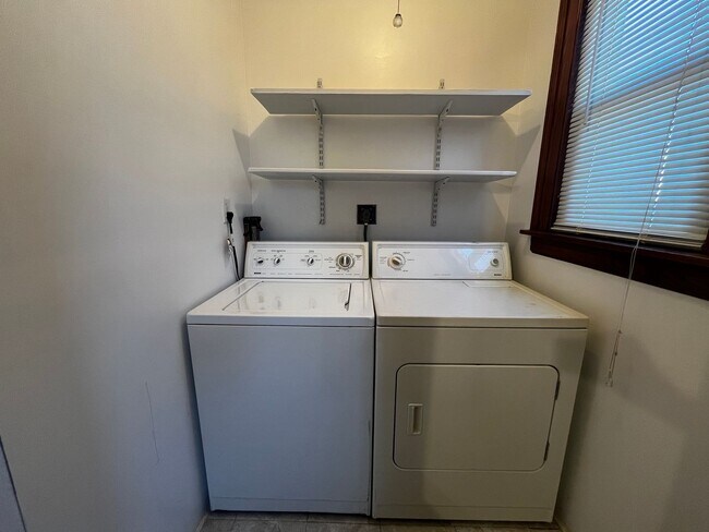 Building Photo - Charming 2-Bedroom First Floor Apartment i...