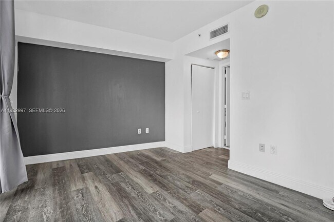 Building Photo - 1750 N Bayshore Dr