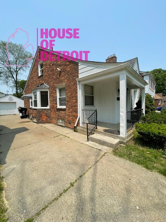 Building Photo - 3 BEDROOM 1 BATH BUNGALOW FREE PRE-SCREEN