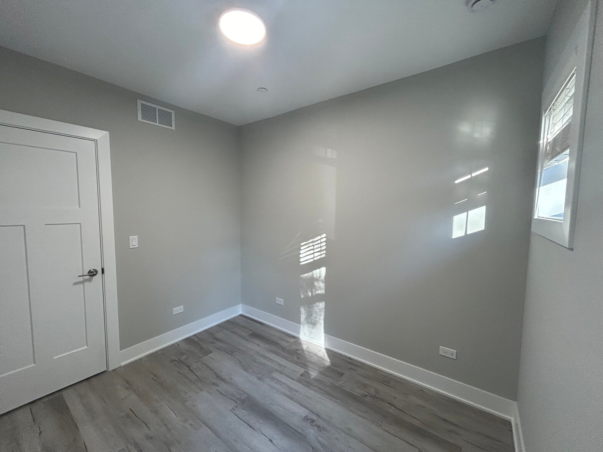 Building Photo - 1131 Oak Ave