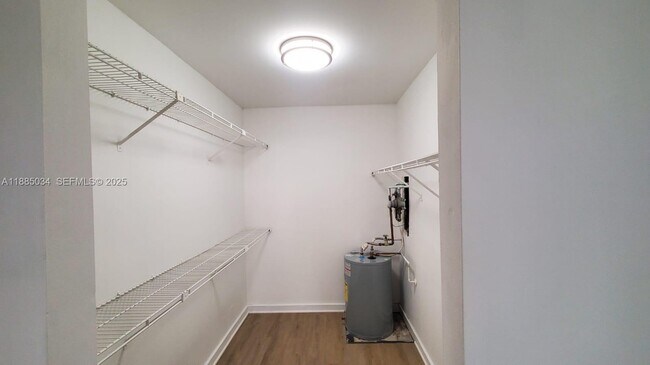 Building Photo - 8160 Geneva Ct