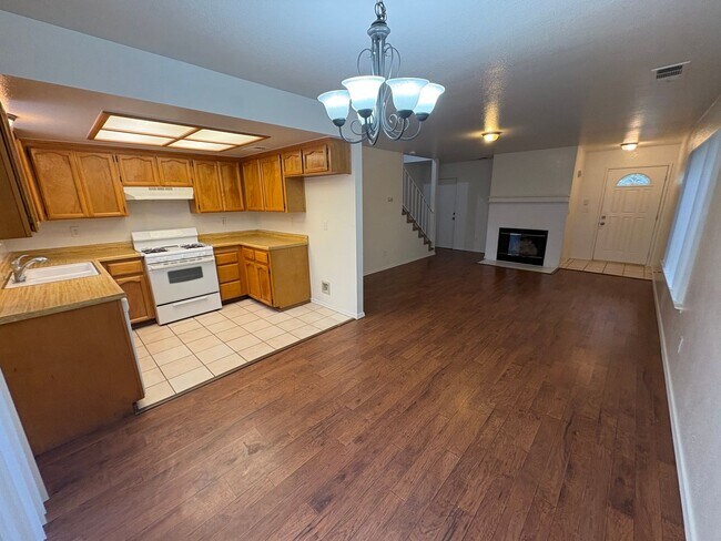 Building Photo - 2 story house in NW Visalia Available Now