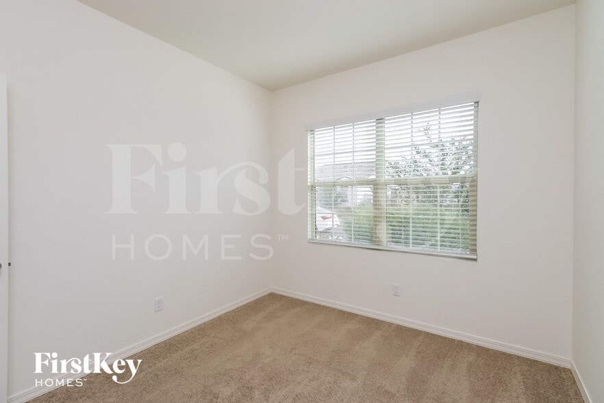 Building Photo - 370 W Powell Dr