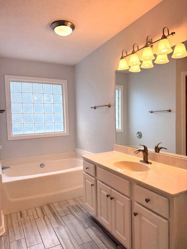 Building Photo - Beautiful 3-Bedroom Home in Desirable Ogle...