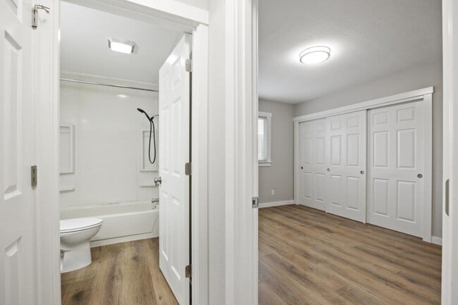 Building Photo - 920 W Entiat Ave