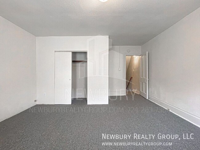 Building Photo - Spacious & Updated 2-Bedroom Row Home – Mo...