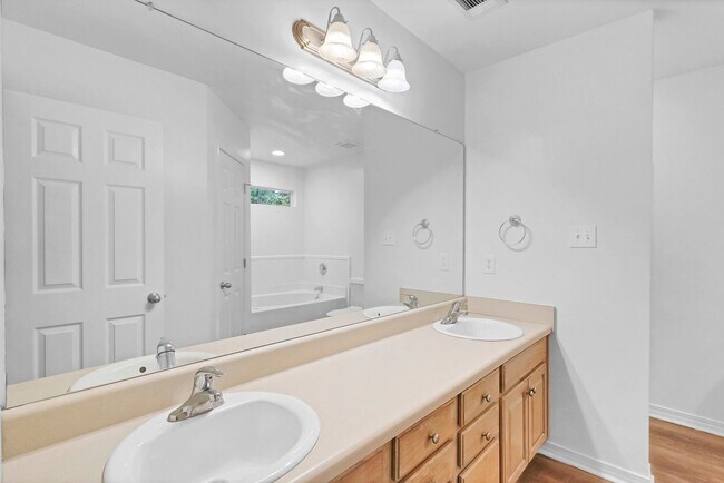 Building Photo - 4/2 in Stratford Glen Subdivision