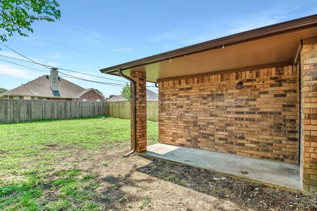 Building Photo - 925 Farmington Rd