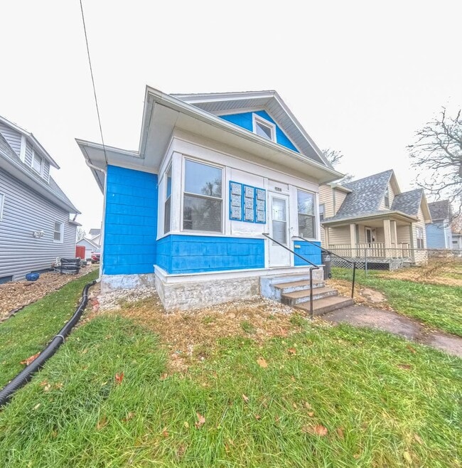 Building Photo - 2 Bedroom 1 Bathroom Fresh Carpet
