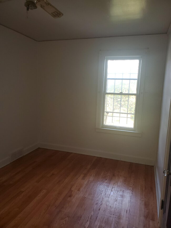 Building Photo - 8544 Cloverlawn Ave