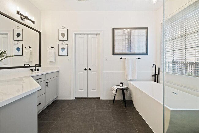 Building Photo - 209 The Hills Dr