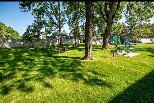 Building Photo - 9345 White Pine Ct