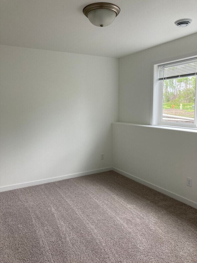 Building Photo - 3 Bed 3 Bath Twin Home