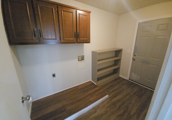 Building Photo - 5727 Lexington Dr