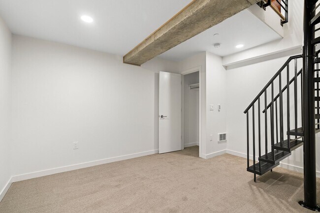 Building Photo - Eastlake Loft Condominium