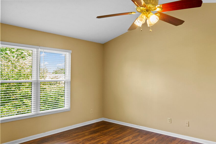 Building Photo - 1637 Cantebury Ln