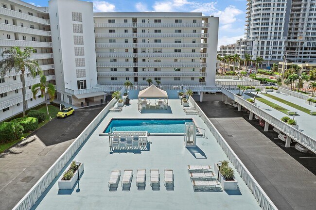 Building Photo - 301 Lake Shore Dr