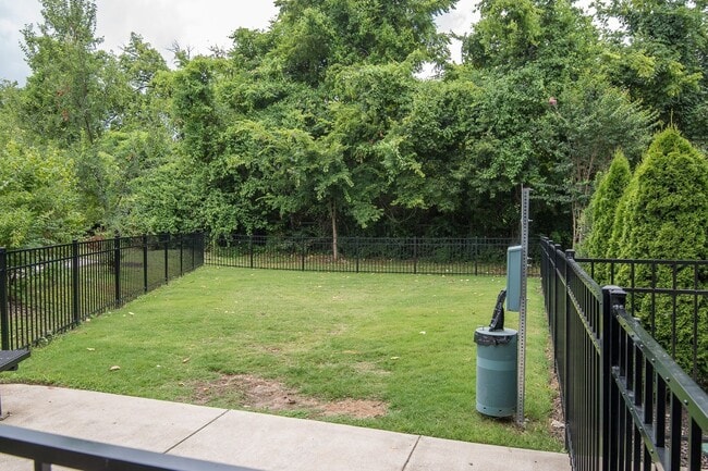 Building Photo - 2/2.5 - MODERN TOWNHOME IN THE NATIONS