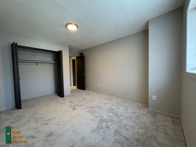 Building Photo - 2 Bedroom Townhome **$1,000.00 Rent Credit...