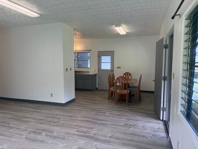 Building Photo - Updated Home near Pepe'ekeo Park!