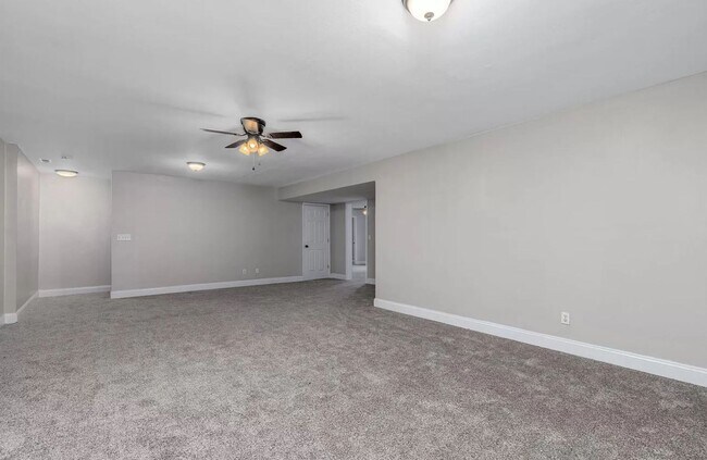 Building Photo - 5 Bedroom Home Located in Waynesville, MO!