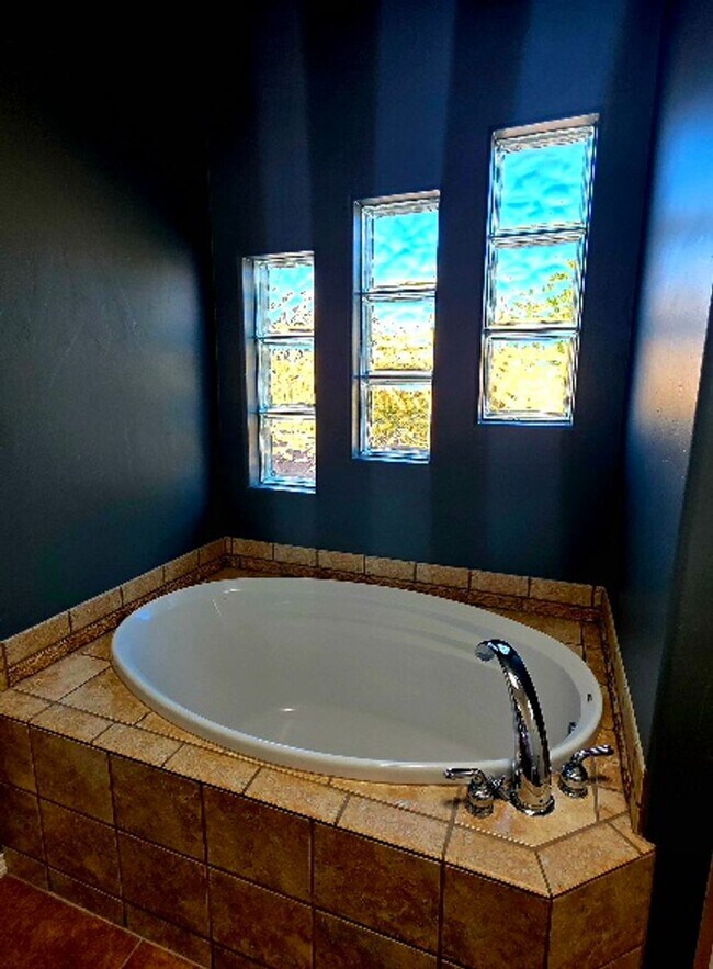 Building Photo - 3-Bedroom, 2-Bathroom Home in Desirable Far NE Heights