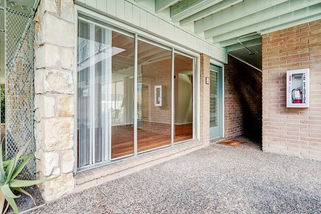 Building Photo - 3703 Roseland St