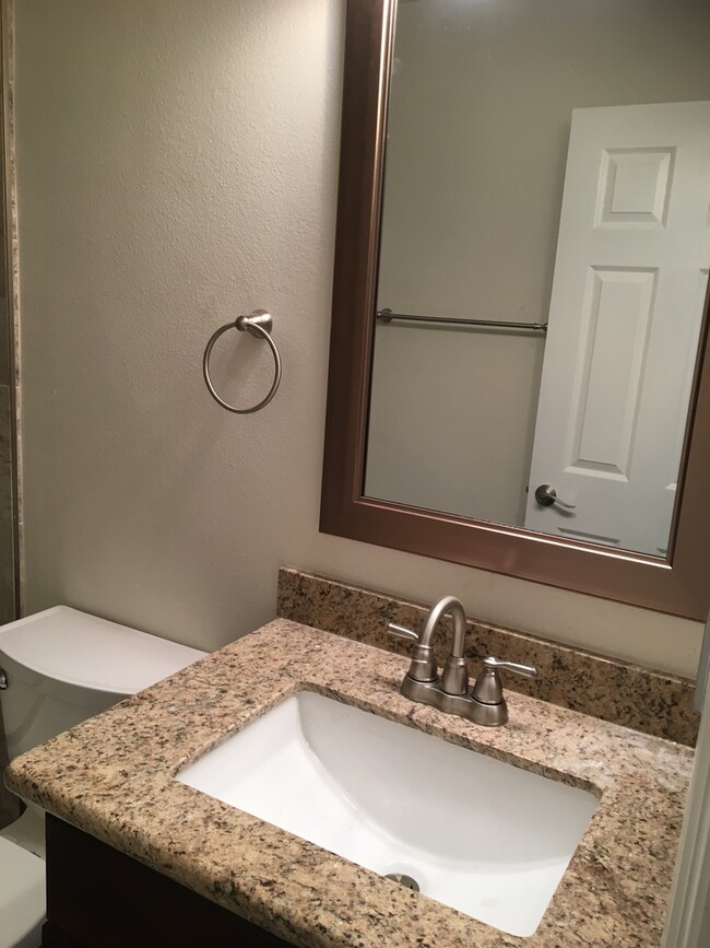 Building Photo - 1 bed, 1 bath River Ridge apartment on 2nd...