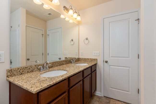 Building Photo - House In The Charming Neighborhood of Lake Carolina