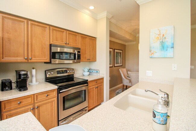Building Photo - CALLING ALL GOLF ENTHUSIASTS ** STUNNING 2...