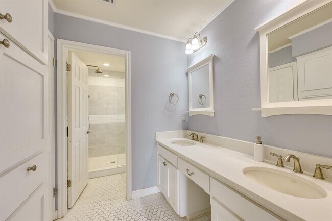 Building Photo - 6210 Cape Coral Dr
