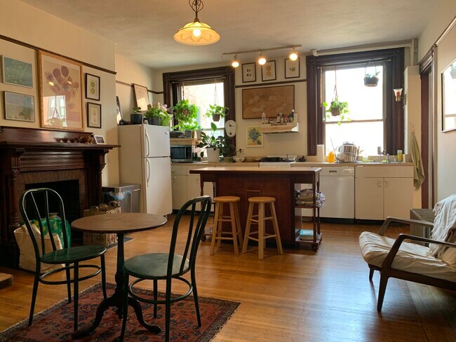 Building Photo - 273 Newbury St