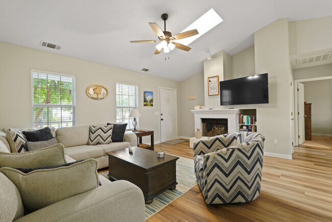 Building Photo - 529 Pointe S Dr