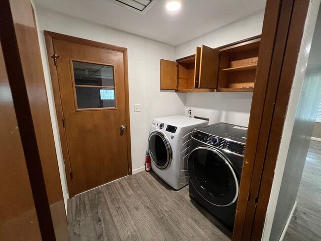 Building Photo - Welcome to this charming 3 bedroom, 2.5 ba...
