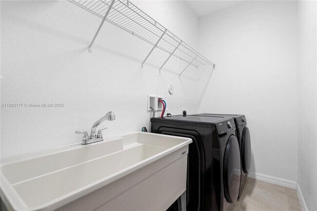 Building Photo - 6285 SW 47th Manor