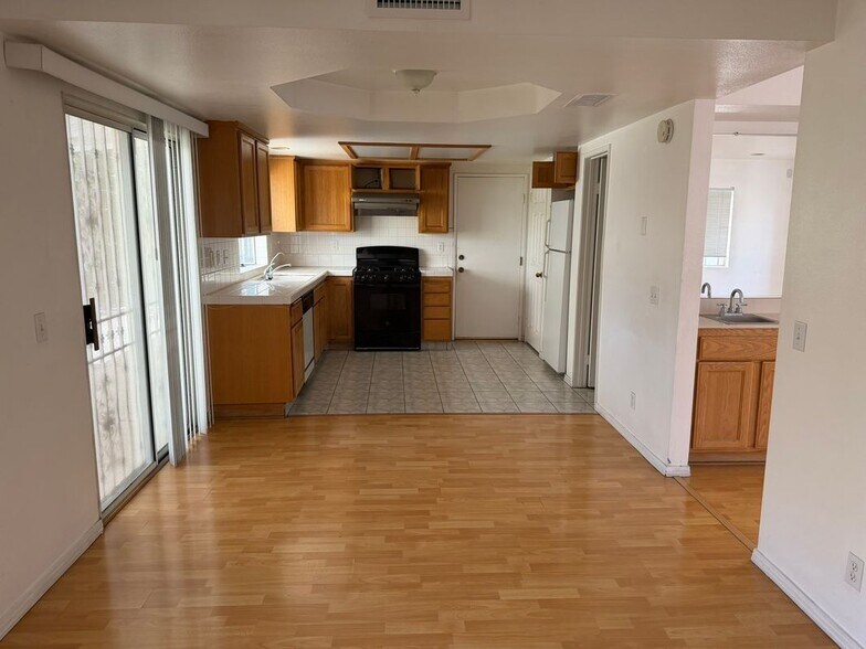 Building Photo - 4246 La Rica Ave