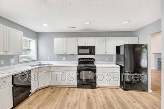 Building Photo - 8565 Brookforest Dr