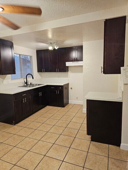 Building Photo - 207 E 116th Pl